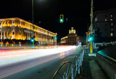 Tramvayın gece trafiğinde, tren raylarıyla kesiştiği yer.