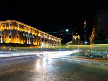 Tramvayın gece trafiğinde, tren raylarıyla kesiştiği yer.