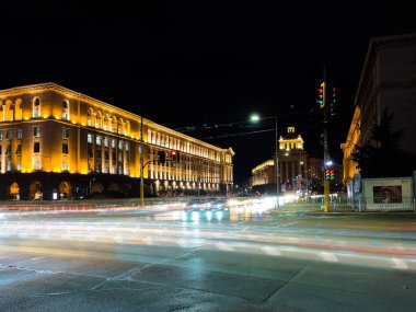 Tramvayın gece trafiğinde, tren raylarıyla kesiştiği yer.