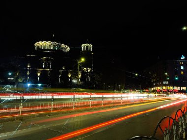 Tramvayın gece trafiğinde, tren raylarıyla kesiştiği yer.