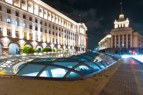 Sofya şehir merkezi mimarisinin gece ışıkları, ünlü binalar, Bulgaristan