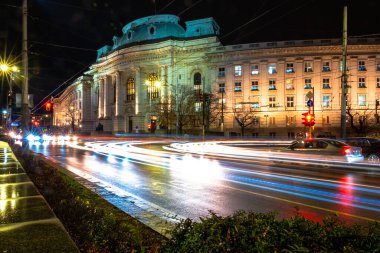 Sofya şehir merkezi mimarisinin gece ışıkları, ünlü binalar, Bulgaristan