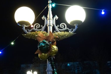 Noel ışıkları, sokakta Noel süslemeleri. Yılbaşı ile bulanık arka plan şehir caddesi