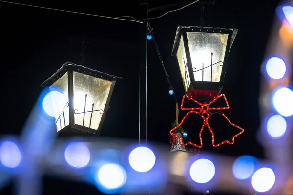 Świąteczne Lampki Świąteczne Dekoracje Ulicy Zamazane Tło Ulica Miasta Boże — Zdjęcie stockowe