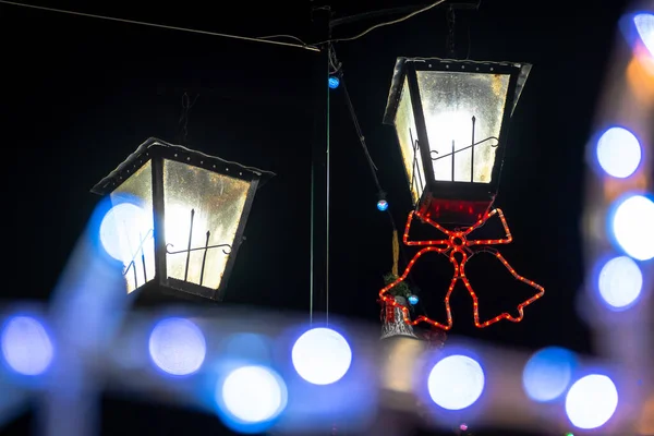 Świąteczne Lampki Świąteczne Dekoracje Ulicy Zamazane Tło Ulica Miasta Boże — Zdjęcie stockowe