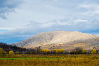 Bulgaristan 'ın Rodop dağlarındaki muhteşem sonbahar halısının muhteşem manzarası