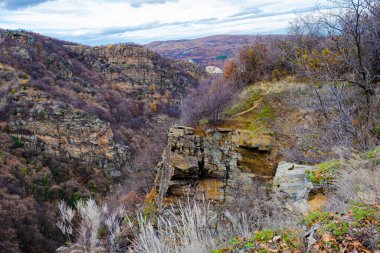 Bulgaristan 'ın Rodop dağlarındaki muhteşem sonbahar halısının muhteşem manzarası