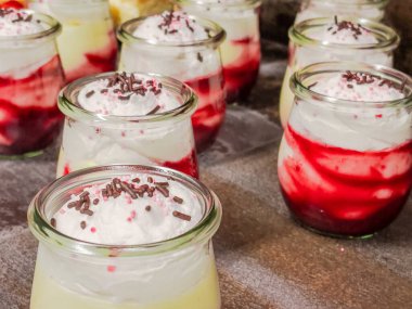 Doğal yoğurt, kiraz reçeli ve kremadan oluşan lezzetli ve sağlıklı bir tatlı.