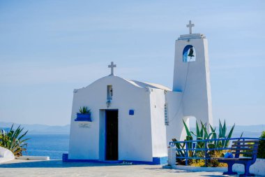 St. Nikolaos 'a adanmış küçük beyaz ortodoks şapeli. Rafina, Yunanistan