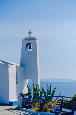 St. Nikolaos 'a adanmış küçük beyaz ortodoks şapeli. Rafina, Yunanistan