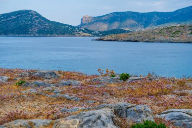 Kıyı açıklarında mavi deniz, kaya oluşumları, Yunanistan