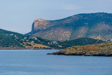 Kıyı açıklarında mavi deniz, kaya oluşumları, Yunanistan