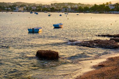 Porto Rafti 'nin ünlü körfezi ve limanı turkuaz berrak sularla, Mezogeia, Attica, Yunanistan