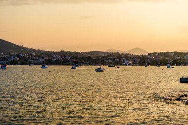 Porto Rafti 'nin ünlü körfezi ve limanı turkuaz berrak sularla, Mezogeia, Attica, Yunanistan