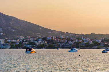 Porto Rafti 'nin ünlü körfezi ve limanı turkuaz berrak sularla, Mezogeia, Attica, Yunanistan