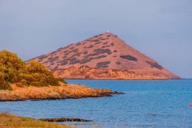 Kıyı açıklarında mavi deniz, kaya oluşumları, Yunanistan