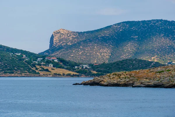 Skalnaté Pobřeží Při Pobřeží Modrým Mořem Skalní Útvary Řecko — Stock fotografie