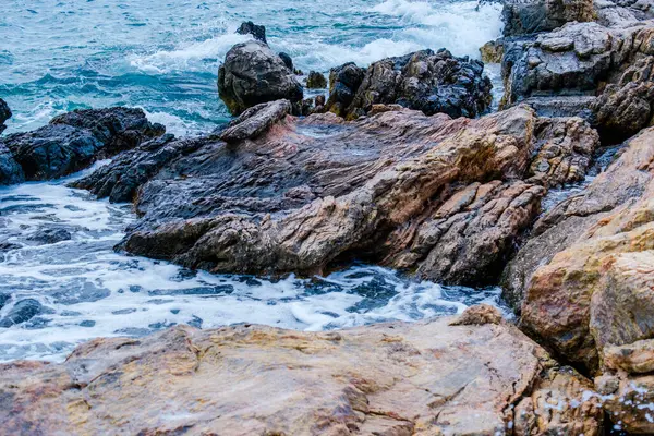 Берег Роки Голубым Морем Скальные Образования Греция — стоковое фото