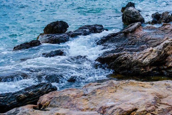 Costa Rocciosa Largo Con Mare Blu Formazioni Rocciose Grecia — Foto Stock