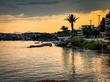Porto Rafti 'nin ünlü körfezi ve limanı turkuaz berrak sularla, Mezogeia, Attica, Yunanistan