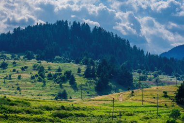 Gün batımında, dağlar manzaralı güzel doğal manzara.