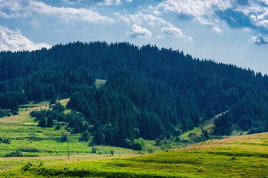 Gün batımında, dağlar manzaralı güzel doğal manzara.