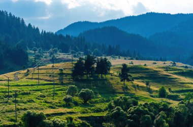 Gün batımında, dağlar manzaralı güzel doğal manzara.