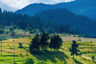 Gün batımında, dağlar manzaralı güzel doğal manzara.