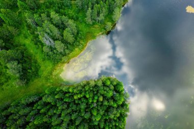 Shiroka polyana göllerin güzel doğası hava manzarası, bulutların yansımaları.