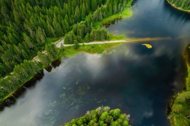 Shiroka polyana göllerin güzel doğası hava manzarası, bulutların yansımaları.