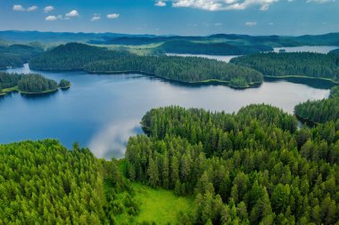 Shiroka polyana göllerin güzel doğası hava manzarası, bulutların yansımaları.