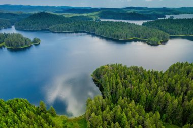 Shiroka polyana göllerin güzel doğası hava manzarası, bulutların yansımaları.