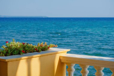 Mavi dalgalı ve kayalıklı güzel deniz manzarası