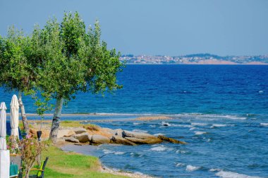 Mavi dalgalı ve kayalıklı güzel deniz manzarası