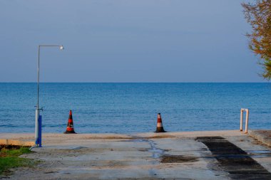 Mavi dalgalı ve kayalıklı güzel deniz manzarası