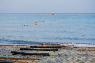 Mavi dalgalı ve kayalıklı güzel deniz manzarası
