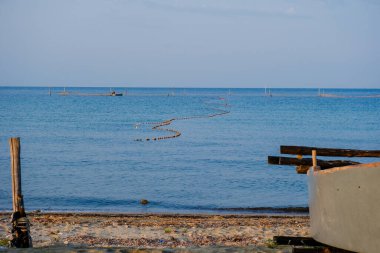Mavi dalgalı ve kayalıklı güzel deniz manzarası