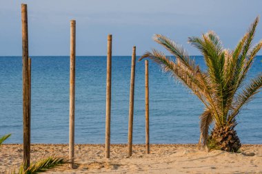 Mavi dalgalı ve kayalıklı güzel deniz manzarası