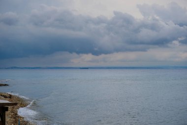 Fırtınalı bulutlarla sakin denizin güzel manzarası