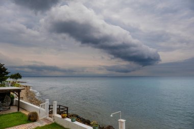 Fırtınalı bulutlarla sakin denizin güzel manzarası