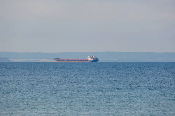 Piękny Widok Morze Statkiem Transportowym Czeka Porcie — Zdjęcie stockowe