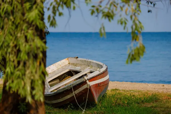 Deniz kıyısında terk edilmiş balıkçı teknesi.