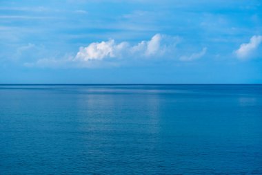 Mavi dalgalı ve kayalıklı güzel deniz manzarası
