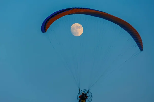 Parapente Sur Ciel Bleu Avec Pleine Lune Sports Aériens — Photo