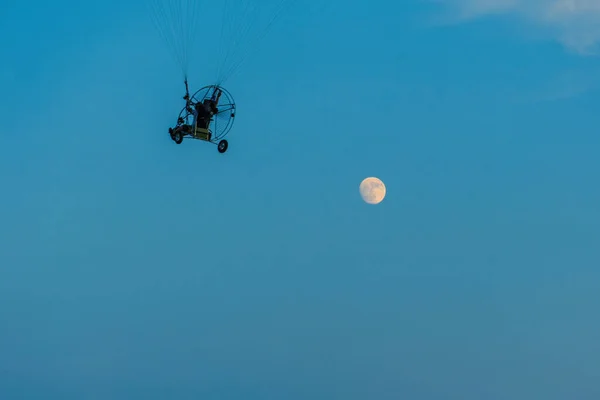 Gleitschirmfliegen Blauen Himmel Bei Vollmond Flugsport — Stockfoto