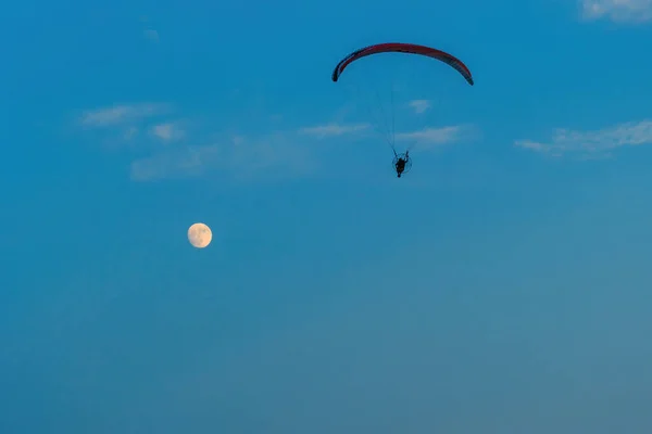 Paragliding Blue Sky Full Moon Air Sports — Stock Photo, Image