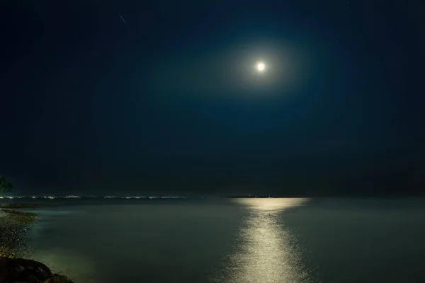 Nacht Zeegezicht Met Volle Maan Maanlicht Donkere Hemel — Stockfoto