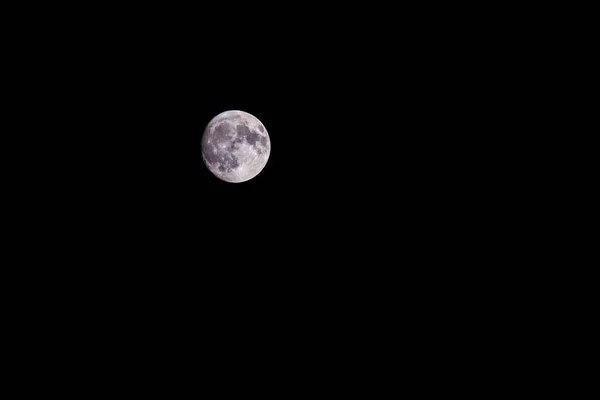 在漆黑的天空中闪耀的超级满月 — 图库照片