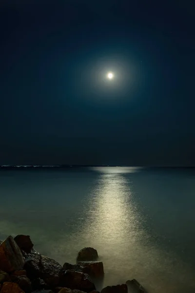 Gece deniz manzarası dolunay ve karanlık gökyüzünde ay ışığı