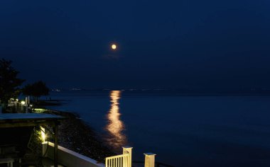 Gece deniz manzarası dolunay ve karanlık gökyüzünde ay ışığı